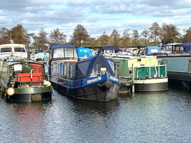 UK: East West Marine Cruiser Stern Narrowboat