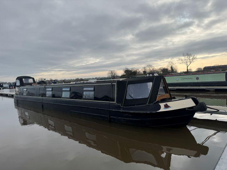 UK: Ebony  Semi Traditional style narrow boat