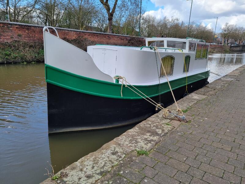 UK: Bespoke Live Aboard Narrowboat Dutch Barge