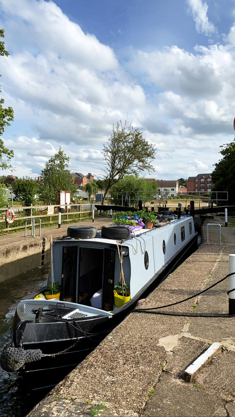 UK: Beautiful 55ft  2004 Narrowboat The Waves  Open plan  light  amp  homey