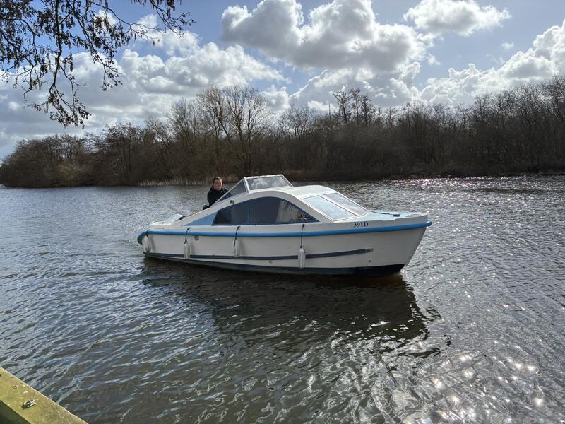 UK: Inboard Diesel 20ft overnight river cruiser  picnic boat