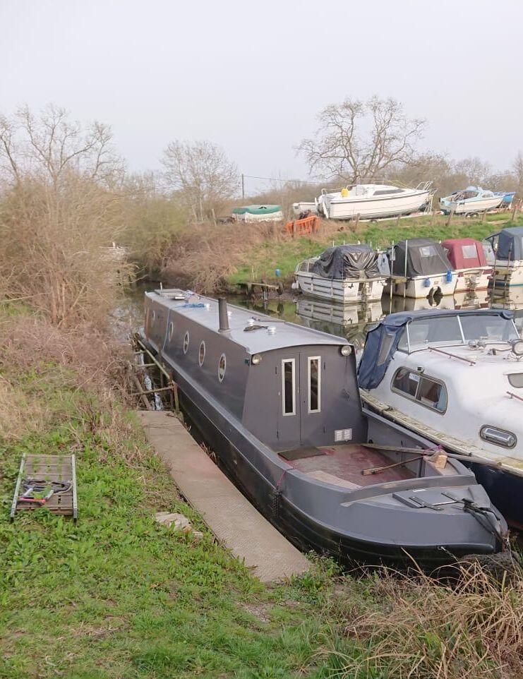 UK: 57  039  Shepherd Martin narrowboat with Beta