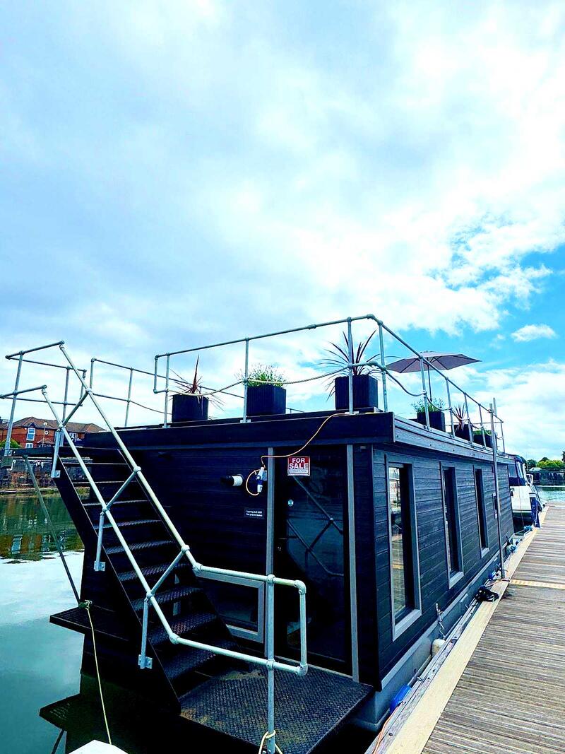 UK: Lapwing   2025 Liverpool Based Houseboat