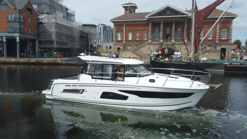 UK: Jeanneau Merry Fisher 1095