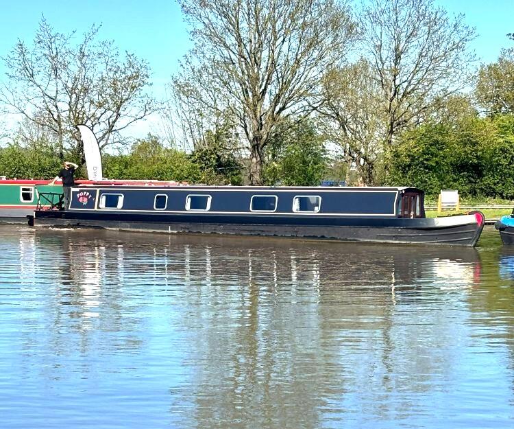 UK: Poppy 58ft 2005 6 berth cruiser stern narrowboat