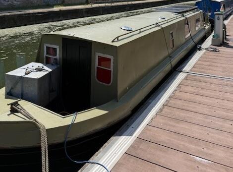 UK: narrowboat with residential mooring