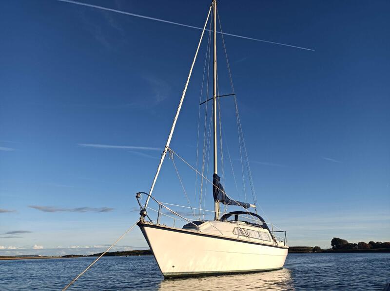 UK: Sailfish 25 lifting keel 5 berth yacht